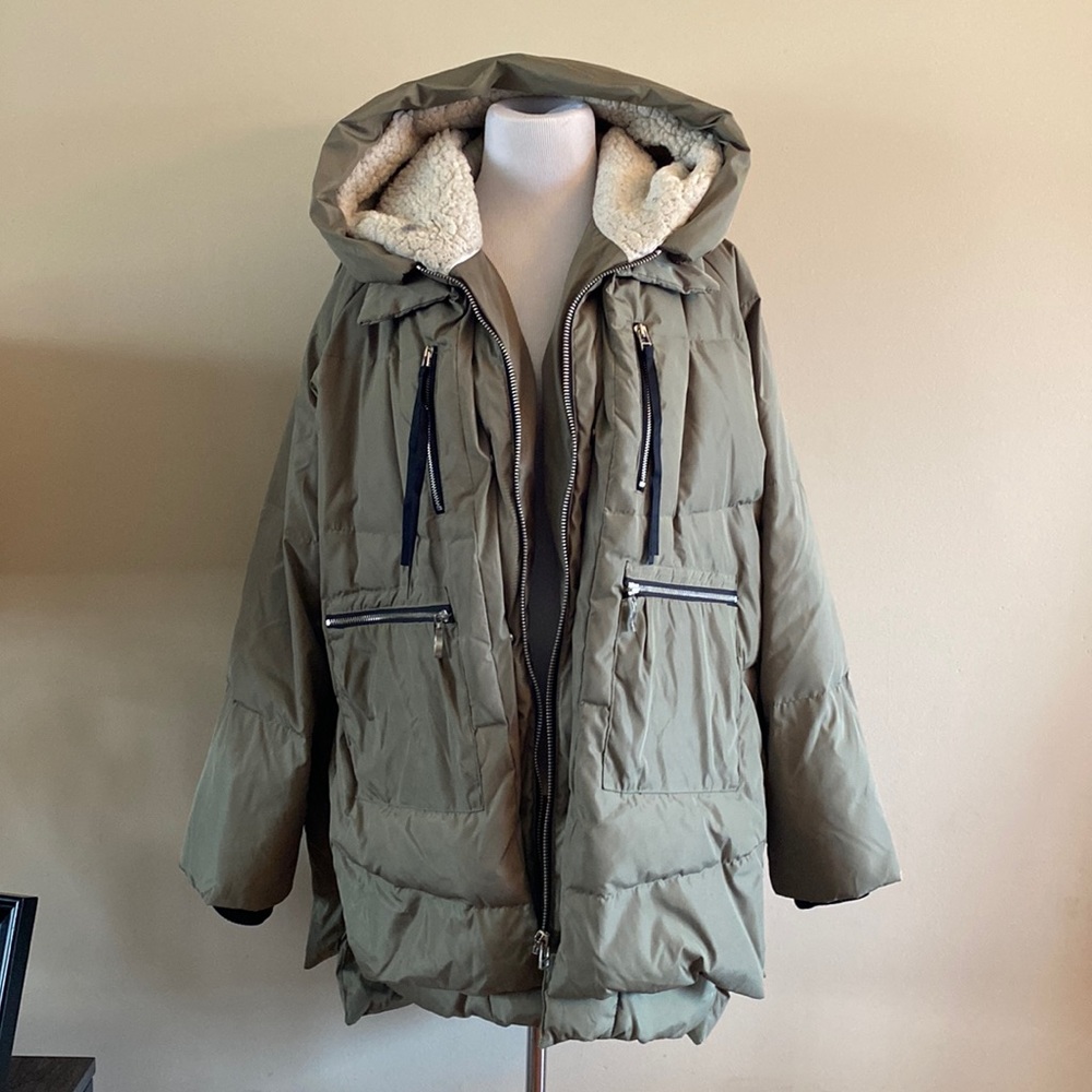 Green puffer jacket xxl size but fits me and I wear L.